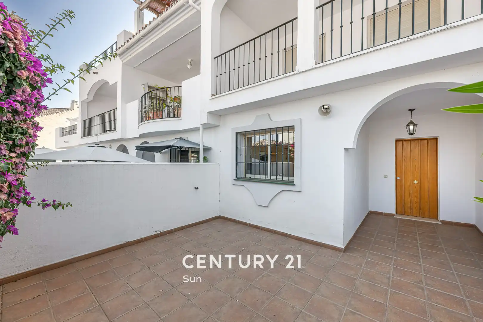 Vista exterior de Casa adosada en venda en Marbella amb Aire condicionat, Calefacció i Jardí privat