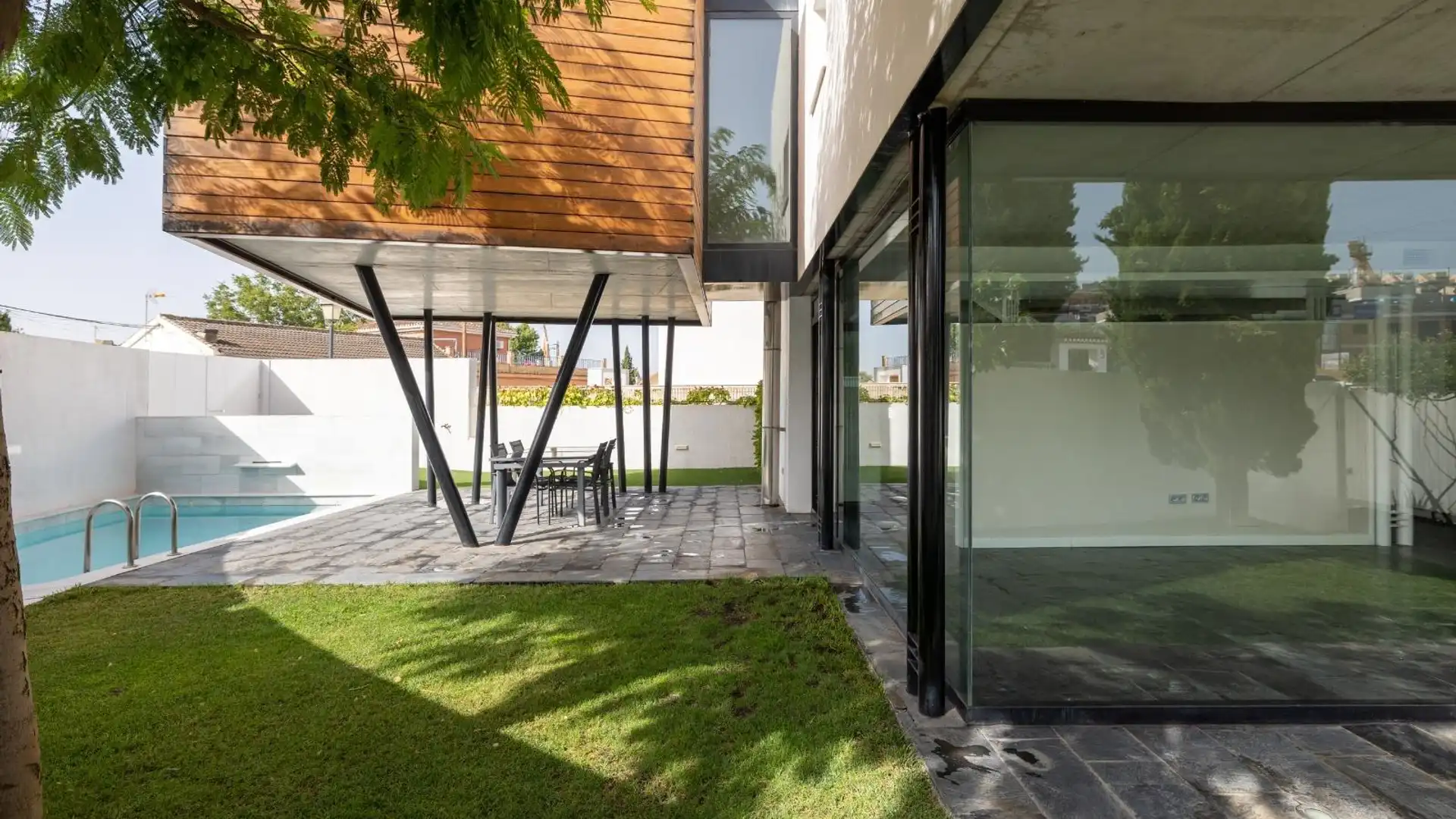 Vista exterior de Casa adosada en venta en Huétor Vega con Aire acondicionado, Calefacción y Jardín privado