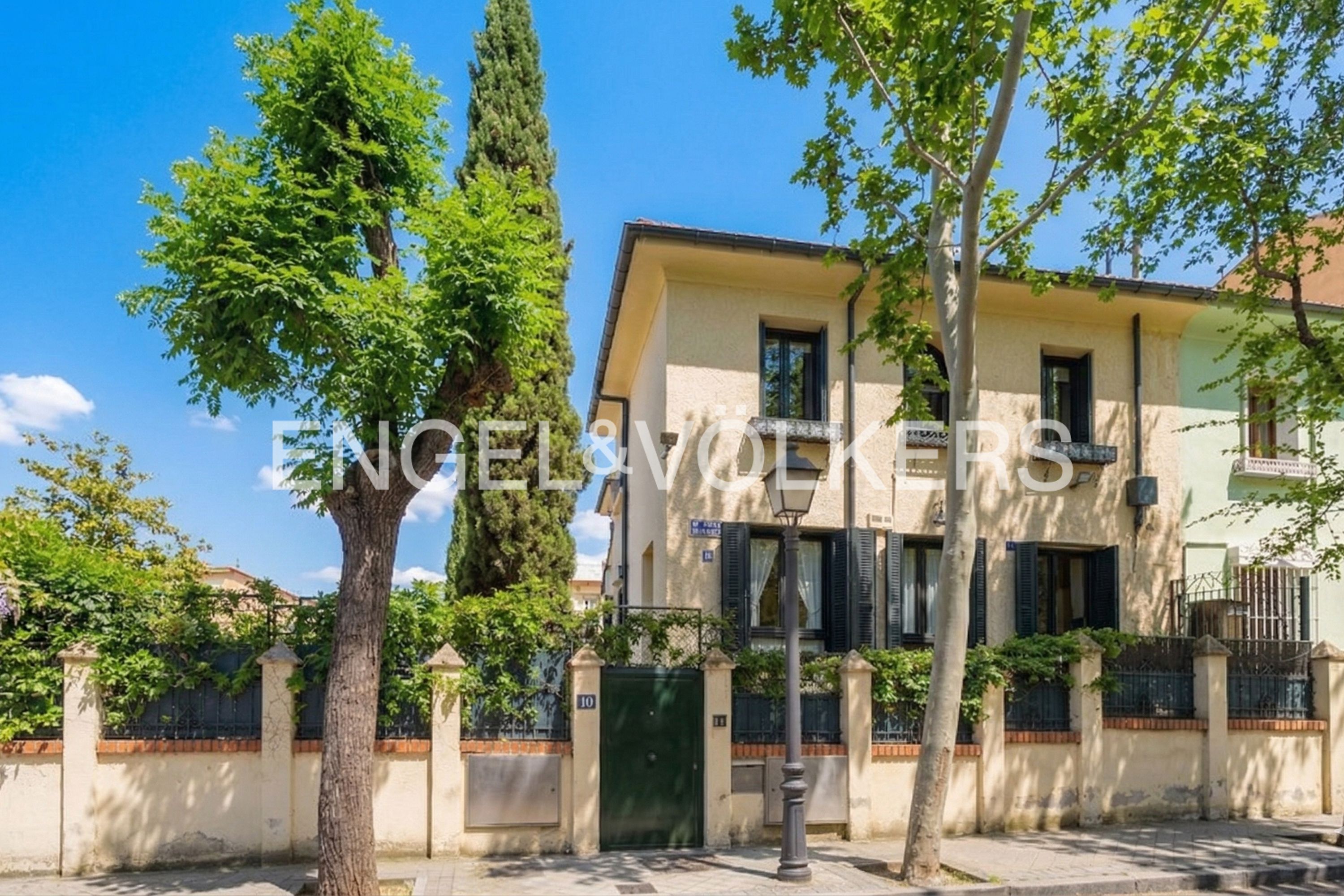 Vista exterior de Casa o chalet en venta en  Madrid Capital con Aire acondicionado, Calefacción y Jardín privado