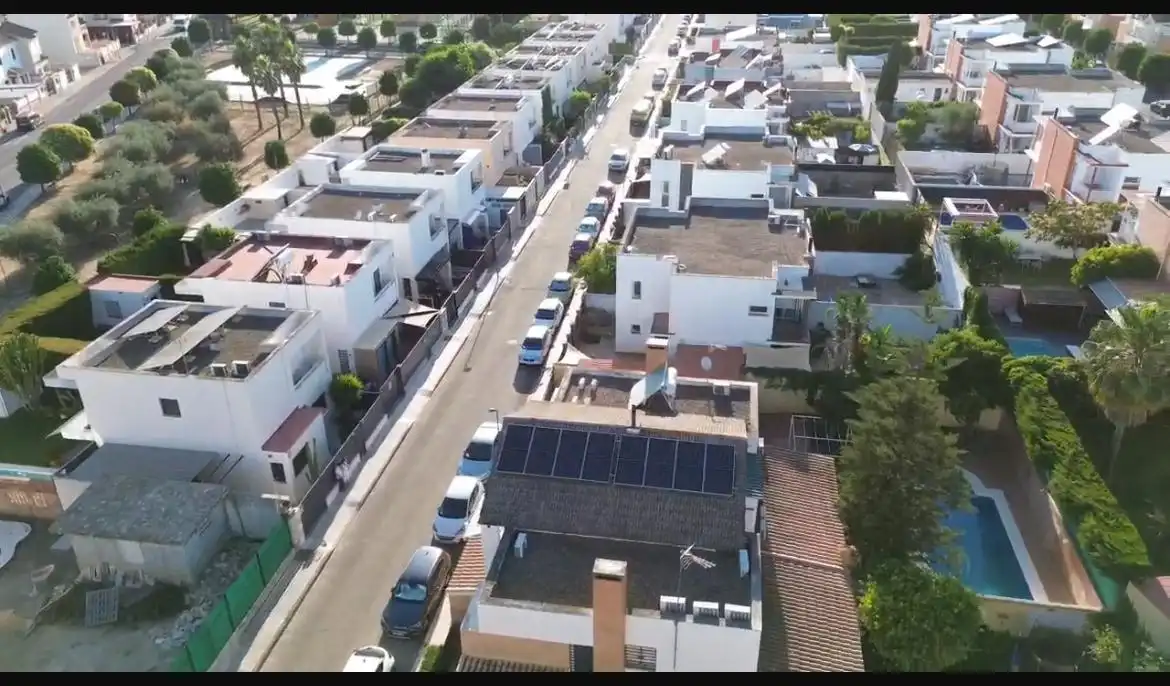 Vista exterior de Casa adosada en venta en Bollullos de la Mitación con Aire acondicionado, Terraza y Piscina