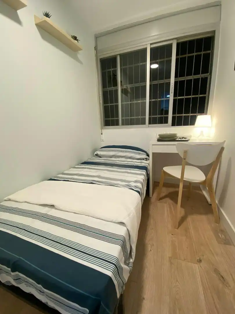Bedroom of Flat for share in Madrid  with Heating, Furnished and Washing machine