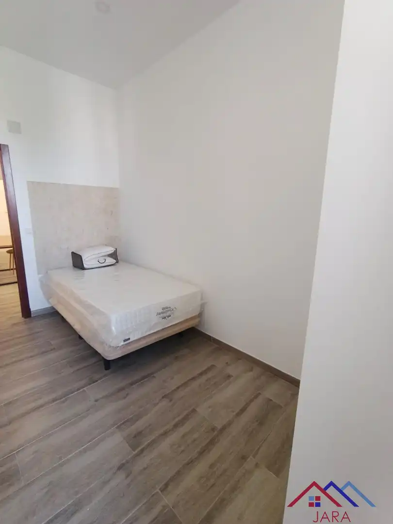 Dormitori de Apartament de lloguer en Jerez de la Frontera amb Aire condicionat, Terrassa i Moblat
