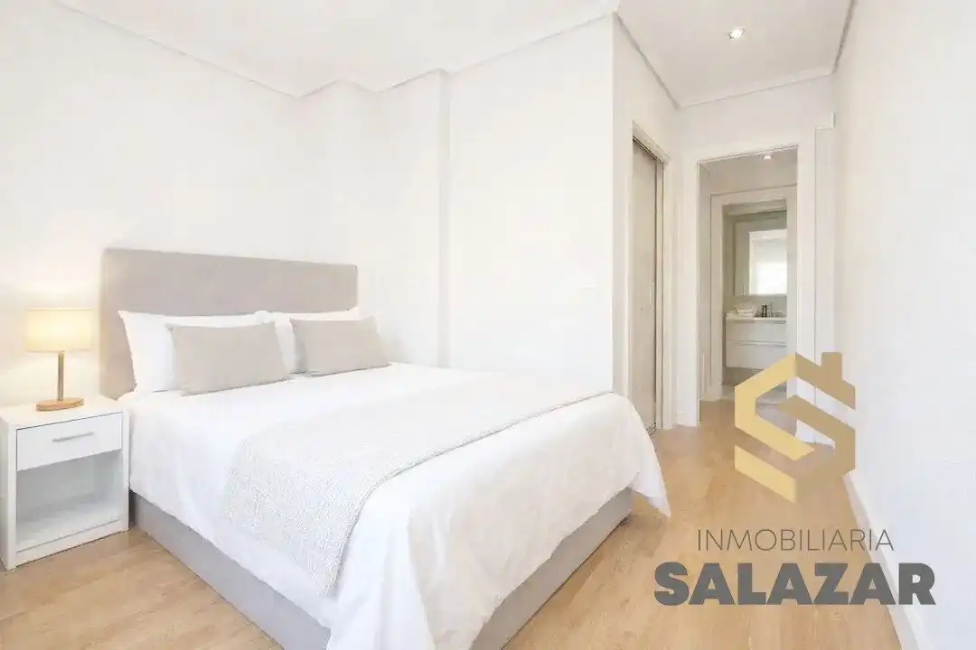 Schlafzimmer von Dachboden zum Verkauf in Bilbao  mit Heizung, Terrasse und Balkon