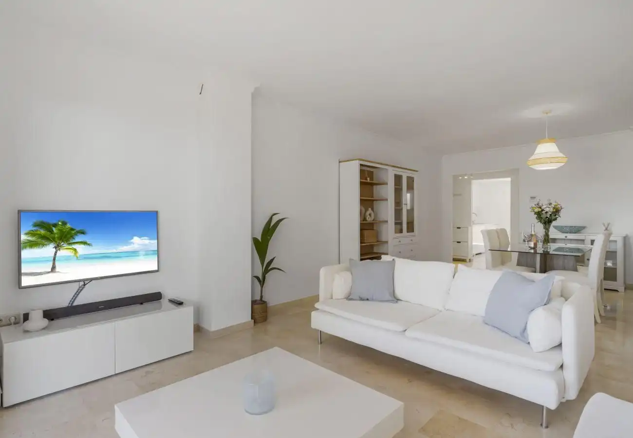 Sala de estar de Apartamento de alquiler en Marbella con Aire acondicionado, Jardín privado y Amueblado