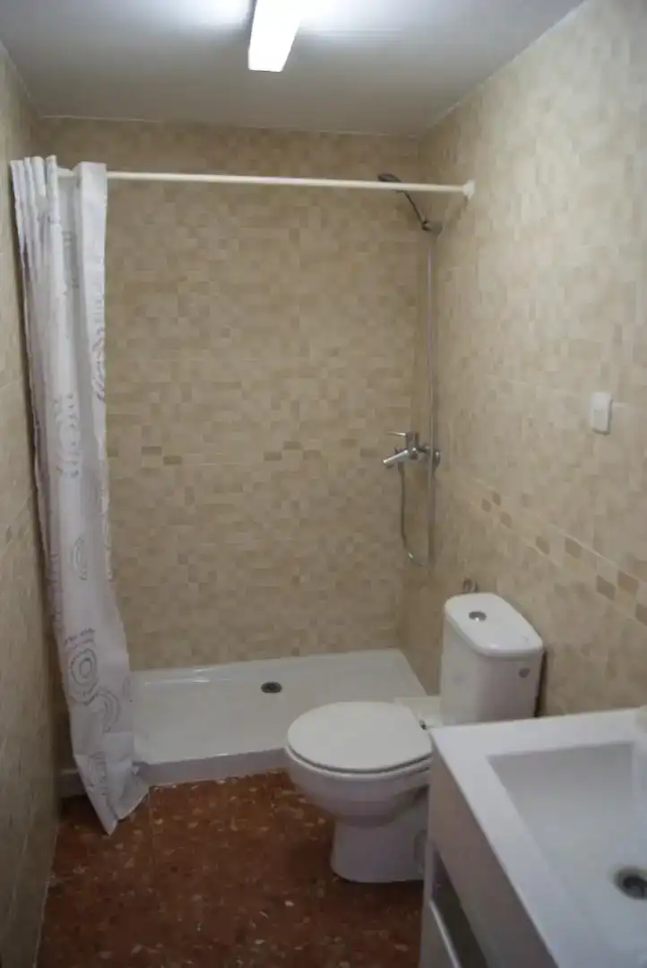 Badezimmer von Wohnung zum Verkauf in Biel mit Klimaanlage, Privatgarten und Abstellraum