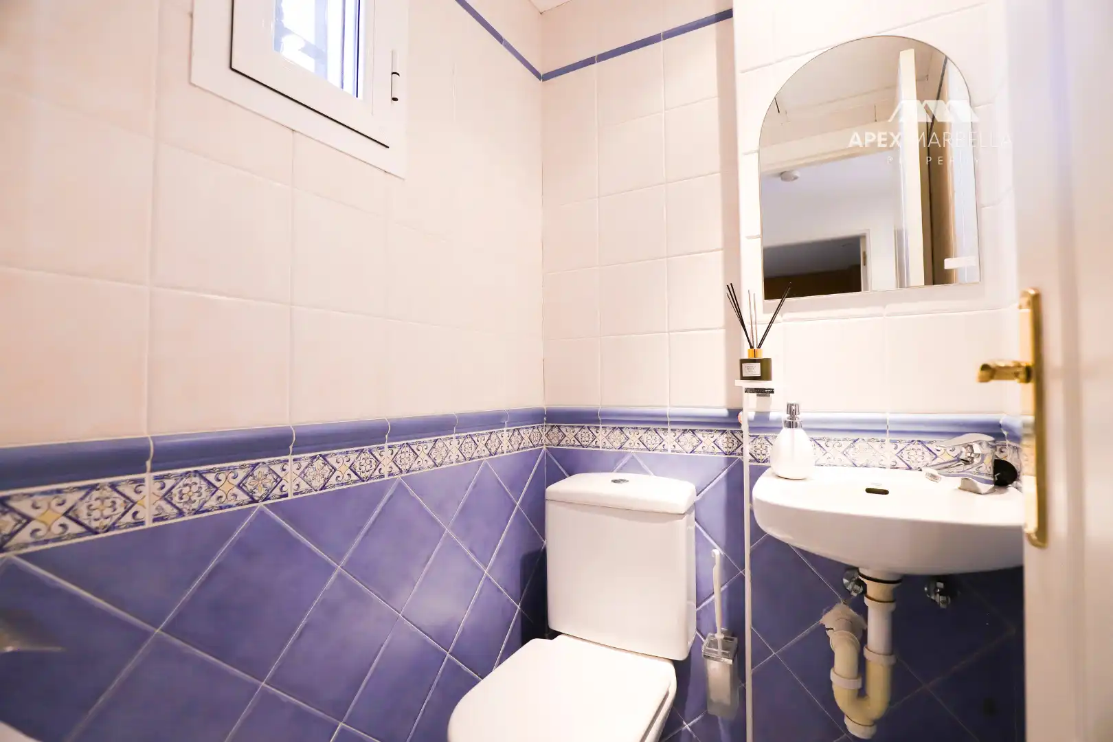 Badezimmer von Einfamilien-Reihenhaus zum Verkauf in Marbella mit Klimaanlage, Privatgarten und Terrasse