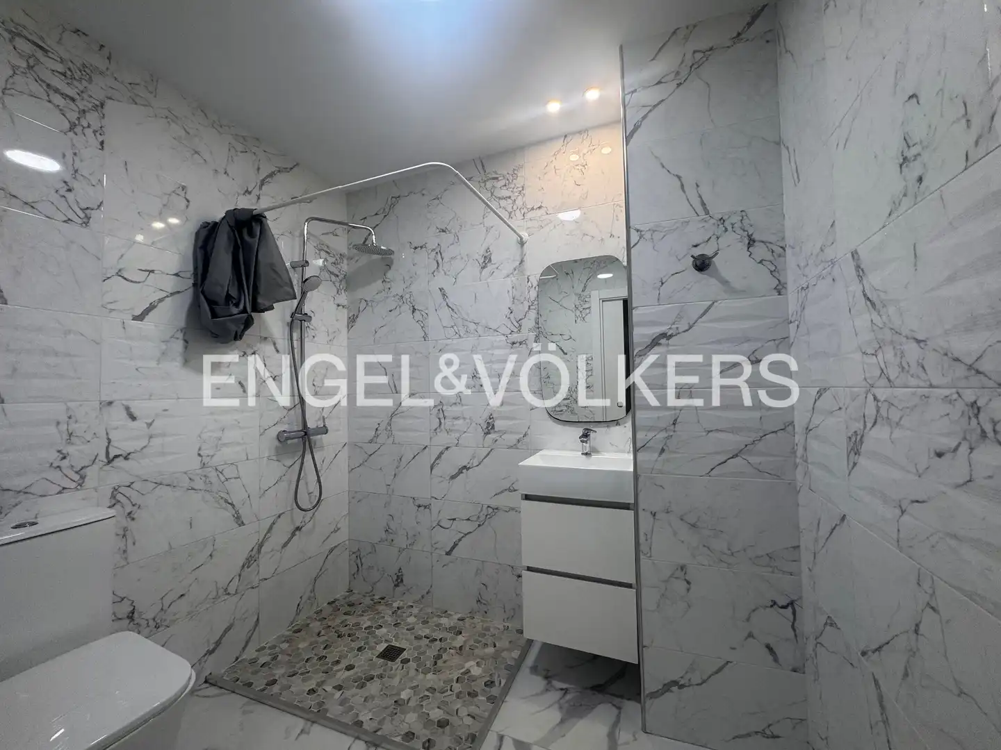 Bany de Apartament de lloguer en Valencia amb Aire condicionat, Calefacció i Moblat