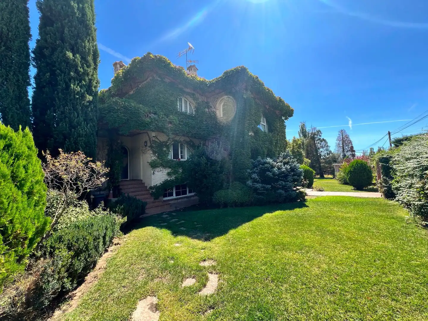 Vista exterior de Casa o xalet en venda en Villanueva de la Cañada amb Aire condicionat, Calefacció i Terrassa