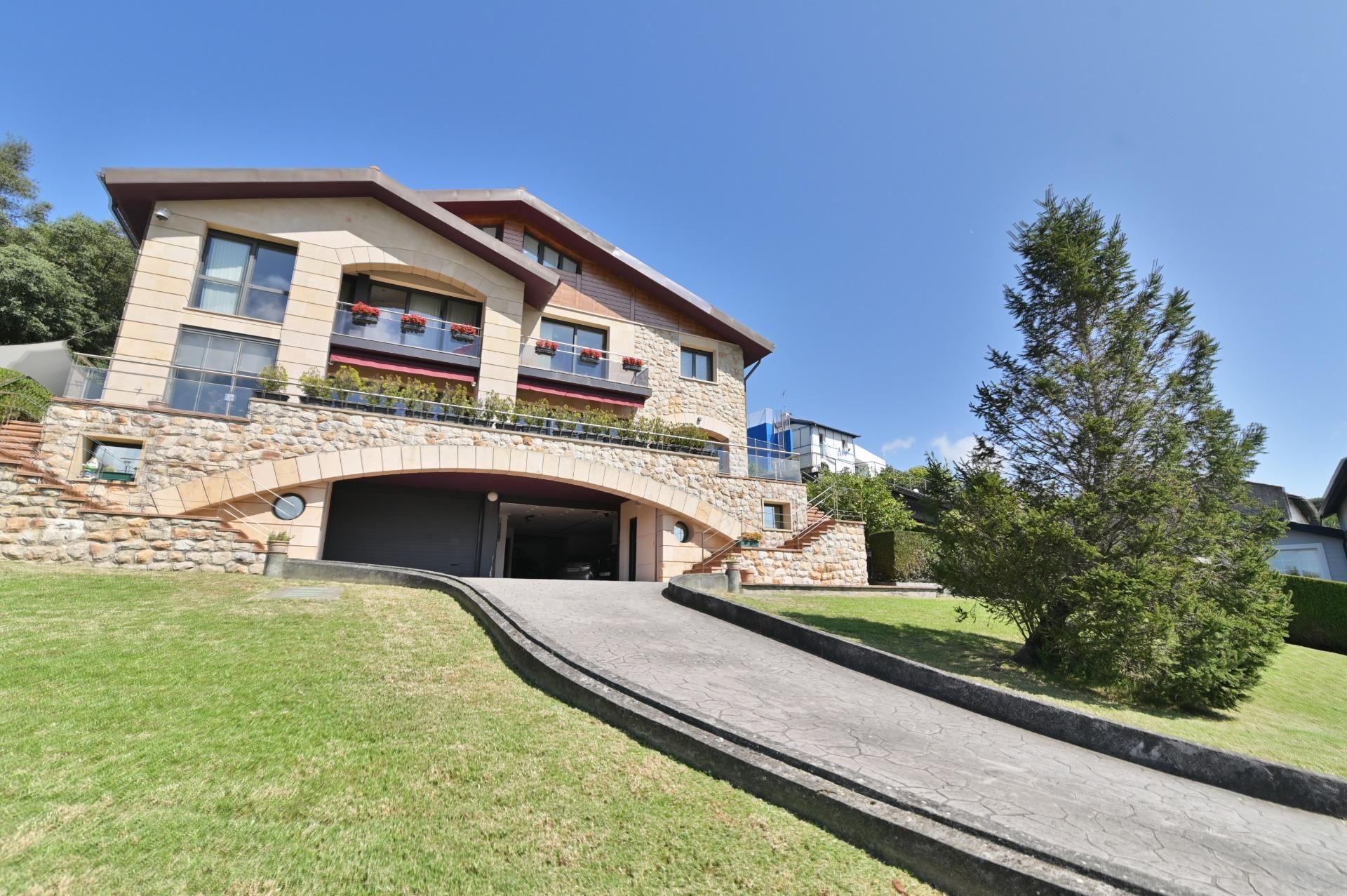 Vista exterior de Casa o xalet en venda en Gorliz amb Calefacció, Jardí privat i Terrassa