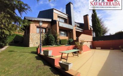 Vista exterior de Casa o xalet en venda en Navacerrada amb Terrassa i Piscina