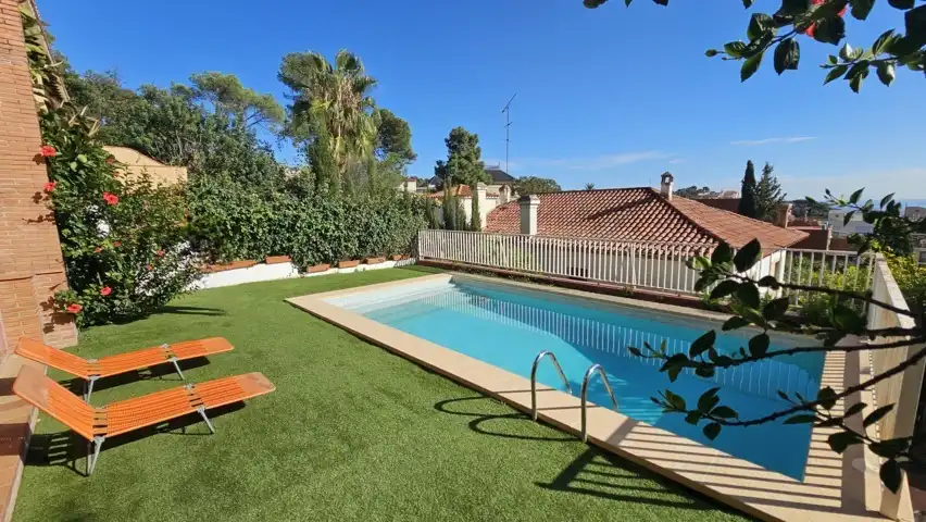 Piscina de Casa o xalet en venda en Barcelona amb Aire condicionat, Calefacció i Jardí privat