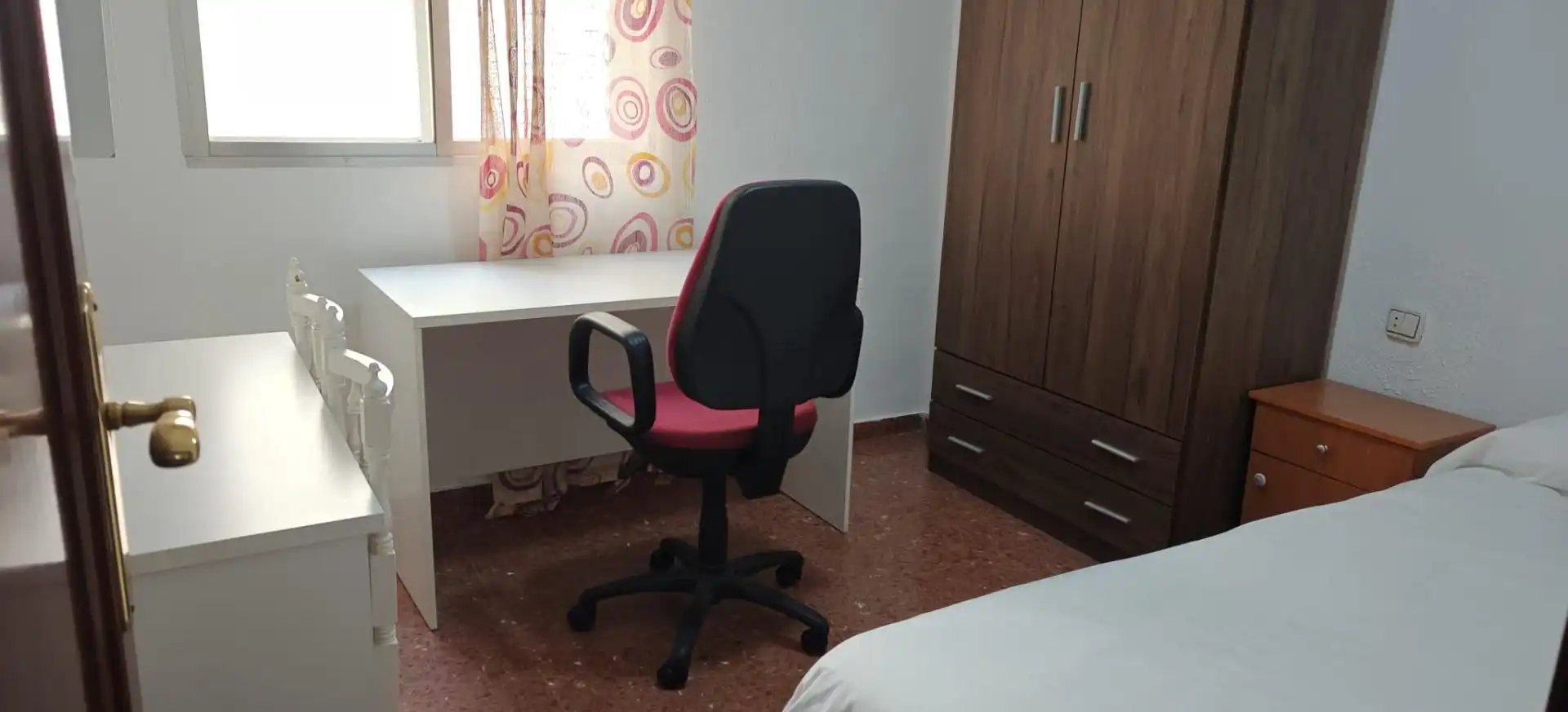 Dormitori de Pis de lloguer en Granada amb Aire condicionat, Moblat i Balcó