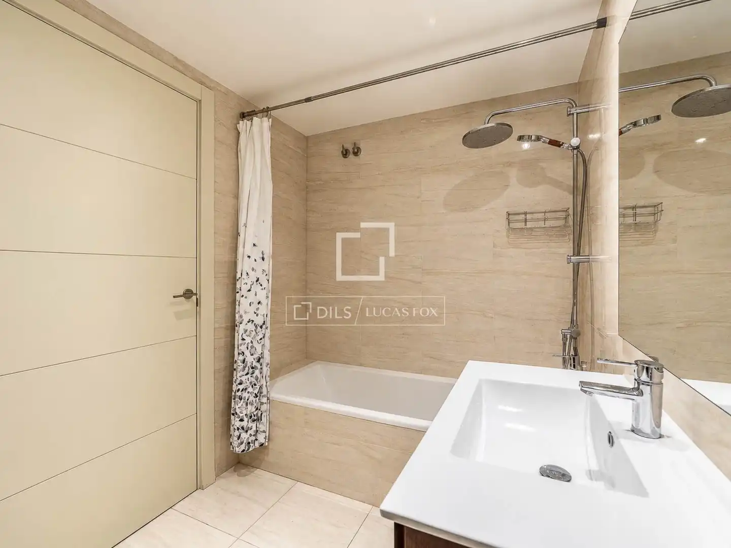 Badezimmer von Wohnung zum Verkauf in Barcelona mit Klimaanlage und Balkon
