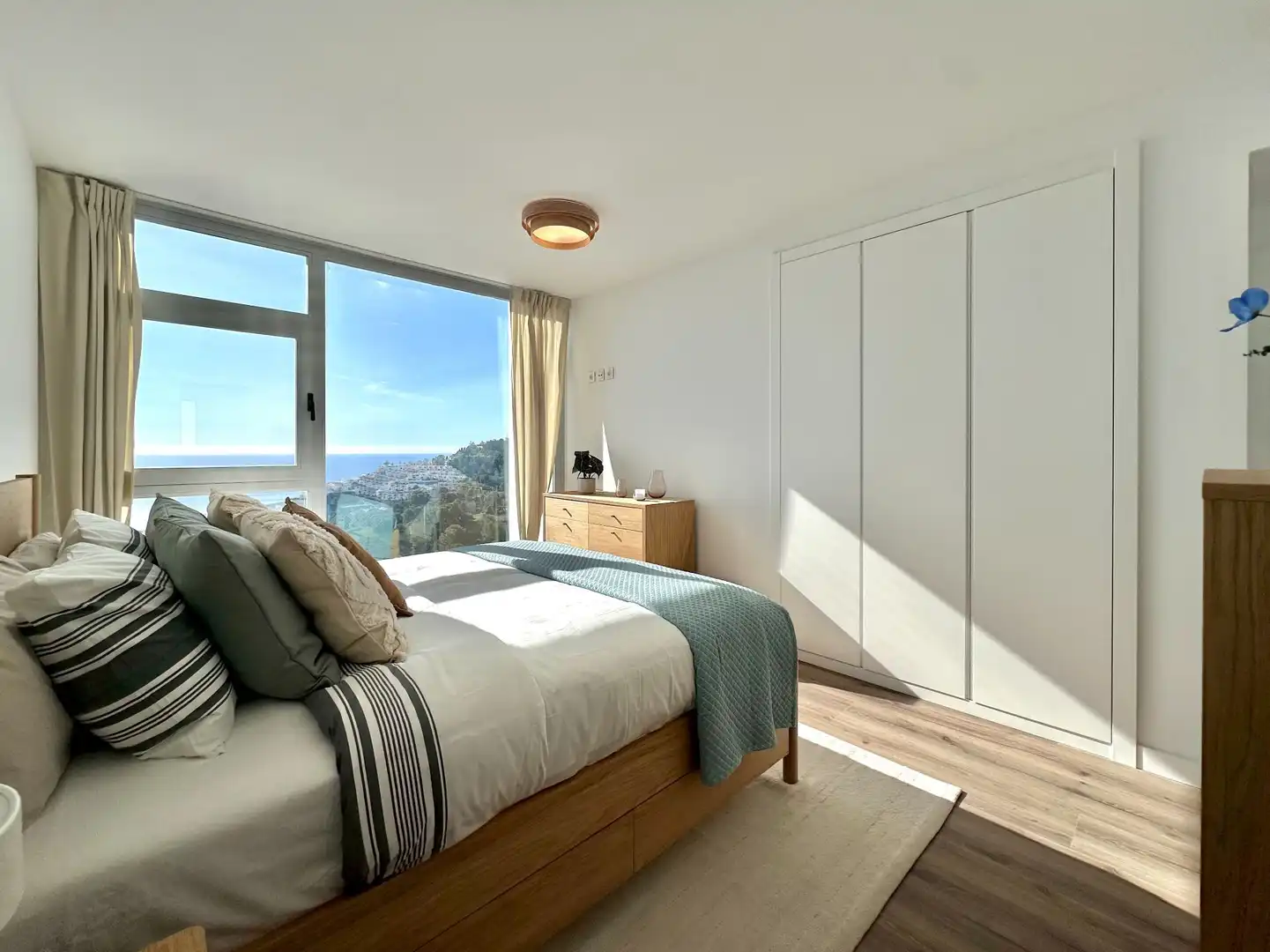 Schlafzimmer von Dachboden zum Verkauf in Almuñécar mit Klimaanlage, Terrasse und Schwimmbad