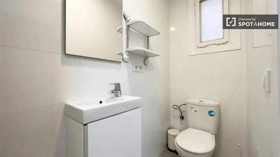 Bathroom of Flat for rent in L'Hospitalet de Llobregat  with Air Conditioner, Heating and Furnished