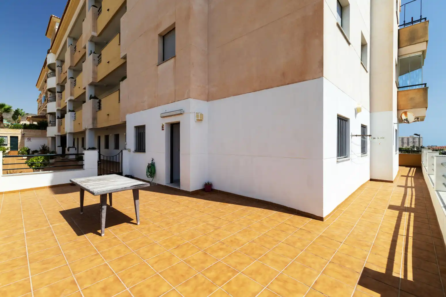 Vista exterior de Piso en venta en Benalmádena con Aire acondicionado, Calefacción y Jardín privado