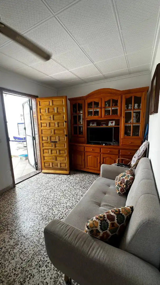 Sala d'estar de Casa adosada en venda en Torrevieja amb Moblat, Rentadora i Microones