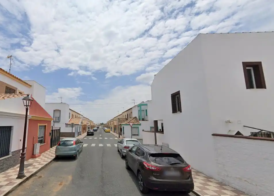 Vista exterior de Casa adosada en venda en Villamanrique de la Condesa amb Terrassa