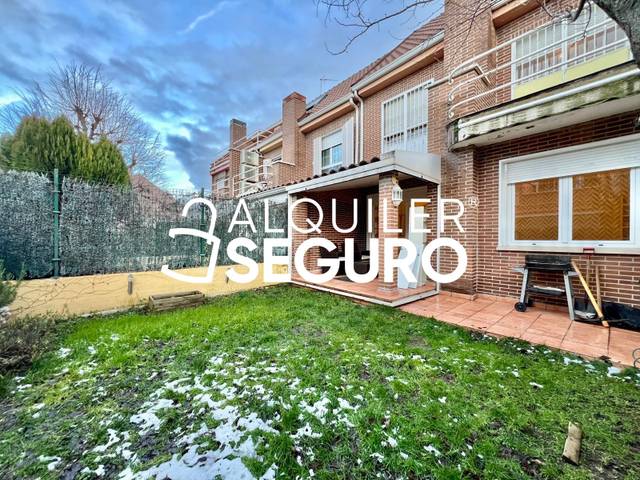 Casa-chalet en Alquiler en de la Cueva de Montesinos en Tres Olivos - Valverde