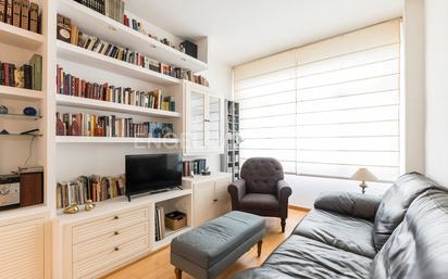 Living room of Apartment for sale in  Barcelona Capital  with Air Conditioner, Heating and Parquet flooring
