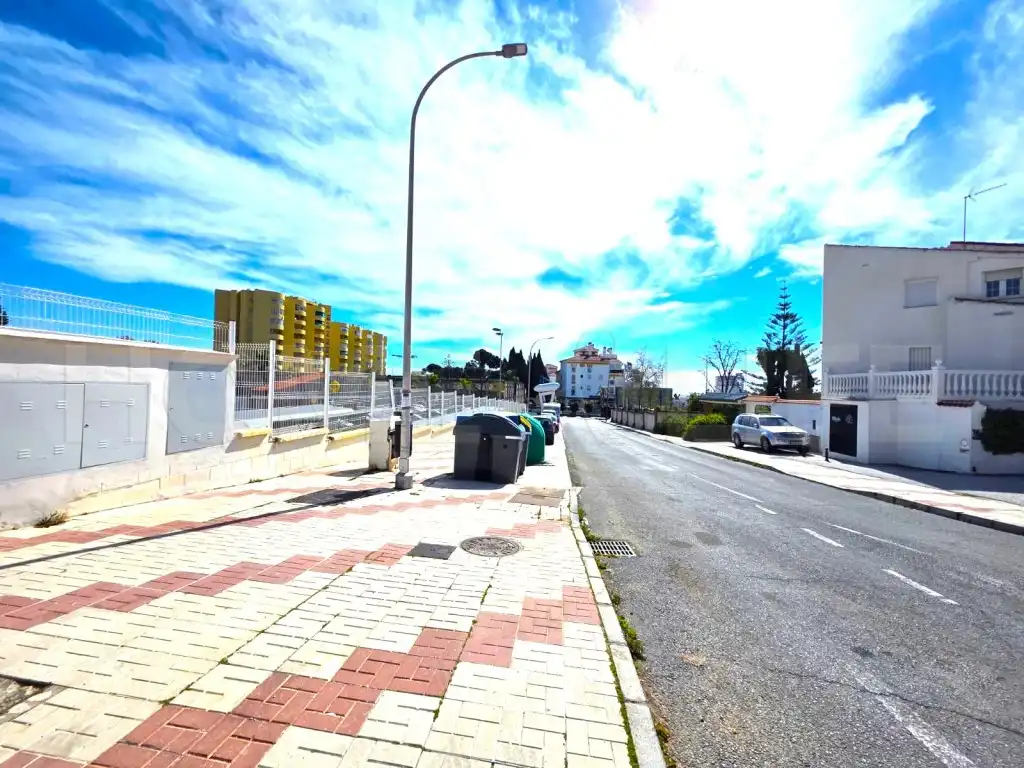 Vista exterior de Apartament en venda en Torremolinos amb Jardí privat, Piscina i Piscina comunitària
