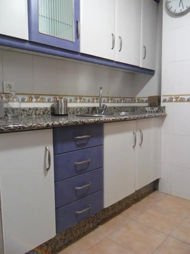 Cuina de Pis de lloguer en Granada amb Aire condicionat, Terrassa i Moblat