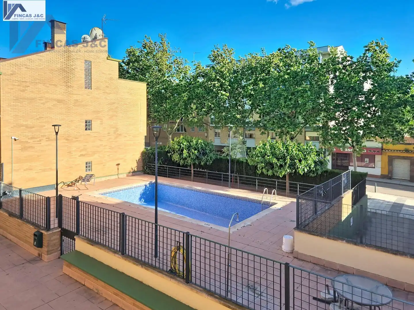 Piscina de Casa adosada en venta en Zaragoza con Aire acondicionado, Calefacción y Jardín privado