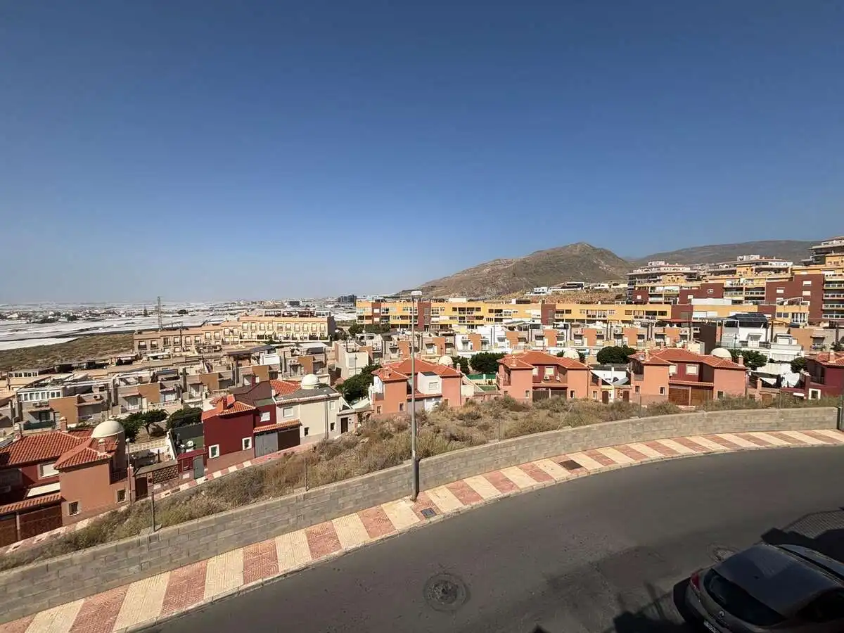 Vista exterior de Pis en venda en Roquetas de Mar amb Aire condicionat, Terrassa i Piscina comunitària