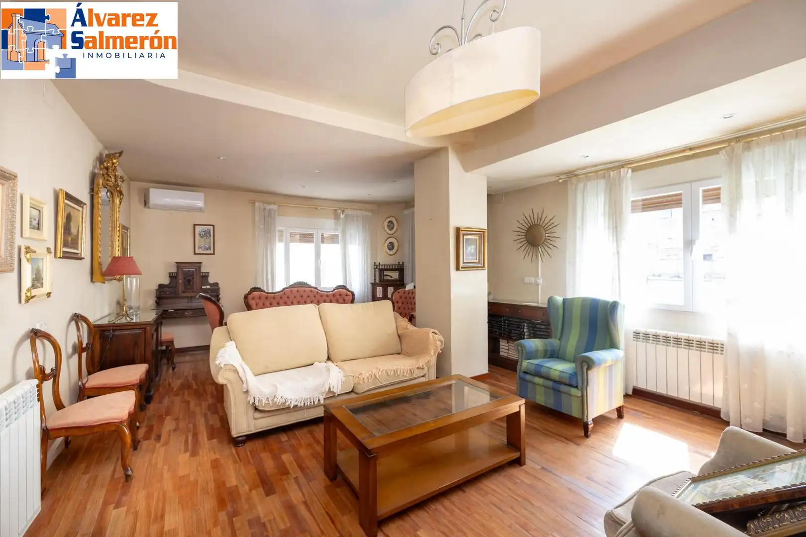 Living room of Flat for sale in Granada  with Air Conditioner, Heating and Parquet flooring