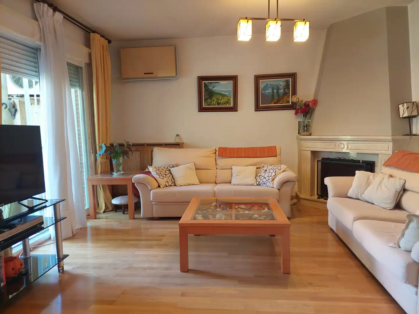 Sala de estar de Casa adosada en venta en Rivas-Vaciamadrid con Aire acondicionado, Calefacción y Jardín privado