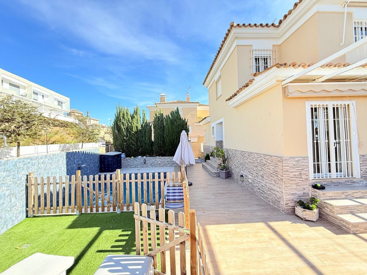 Vista exterior de Casa o xalet en venda en Vélez-Málaga amb Aire condicionat, Calefacció i Jardí privat