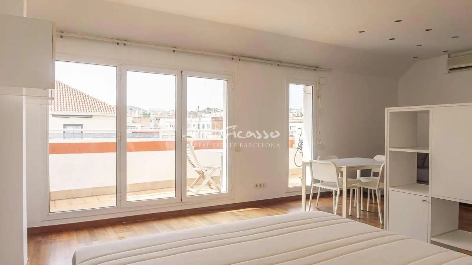 Bedroom of Attic for rent in Barcelona  with Air Conditioner, Heating and Parquet flooring