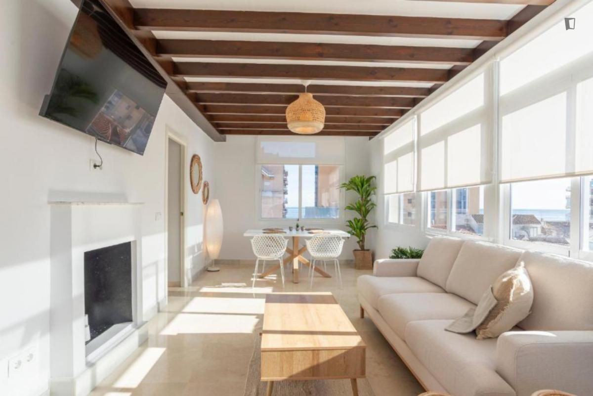 Sala d'estar de Apartament de lloguer en Fuengirola amb Aire condicionat, Calefacció i Moblat