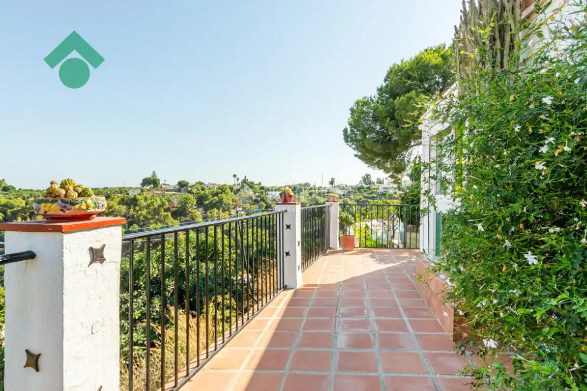 Vista exterior de Finca rústica en venda en Nerja amb Jardí privat, Terrassa i Piscina