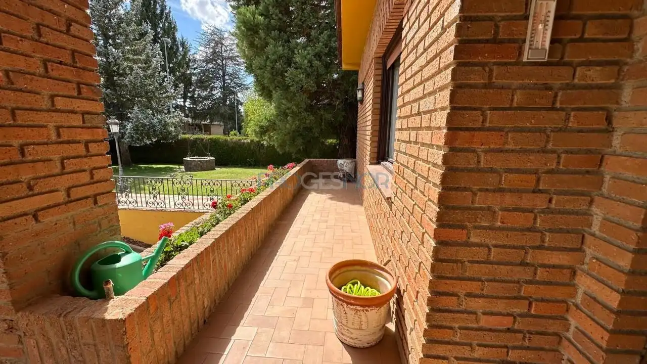 Jardí de Casa o xalet en venda en Mansilla de las Mulas amb Calefacció, Jardí privat i Piscina