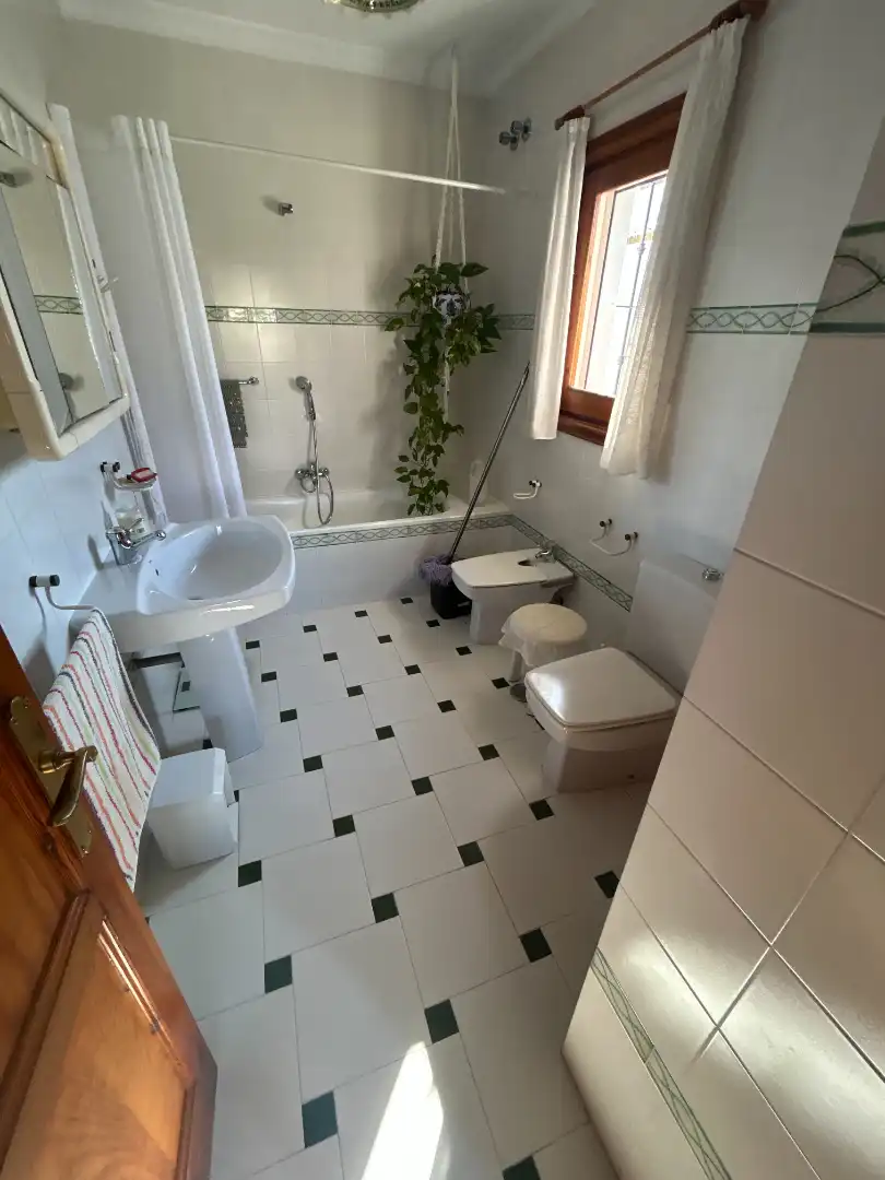 Bany de Casa adosada en venda en Vélez-Málaga amb Aire condicionat, Calefacció i Jardí privat