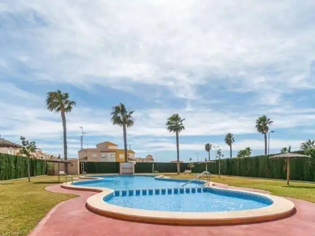 Bungalow con piscina en venta en Zona Carrefour - Urbanizaciones, imagen 3
