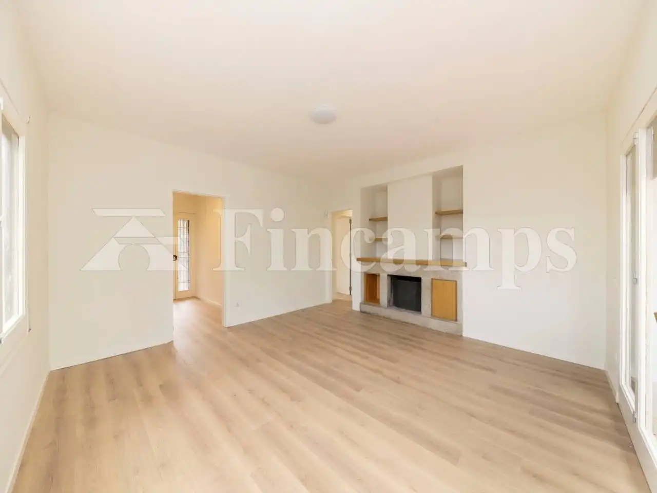 Sala d'estar de Casa o xalet en venda en Castellar del Vallès amb Jardí privat, Parquet i Terrassa