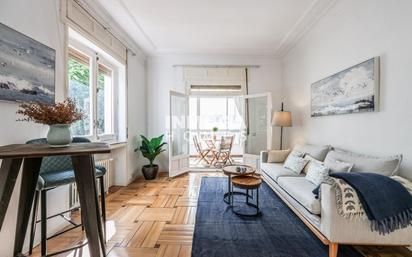 Living room of Flat for sale in  Madrid Capital  with Heating, Private garden and Terrace