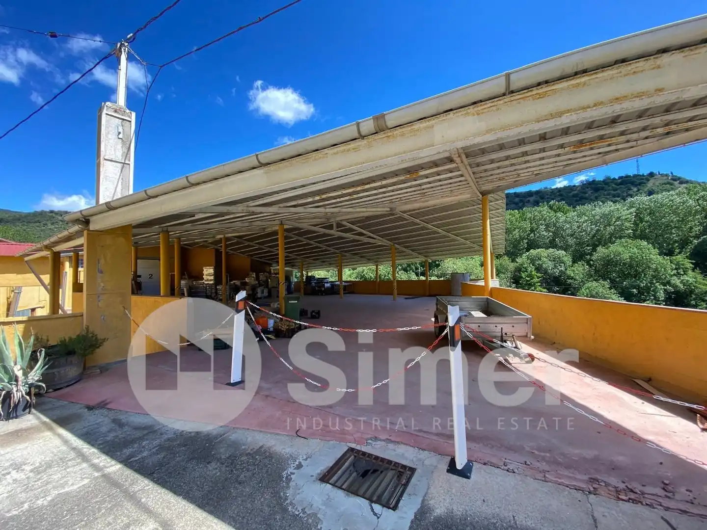 Außenansicht von Fabrikhallen zur Miete in La Seu d'Urgell, Lleida