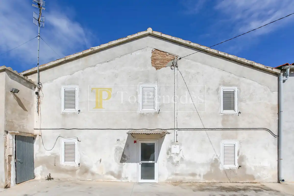 Vista exterior de Finca rústica en venda en Vilobí del Penedès amb Calefacció