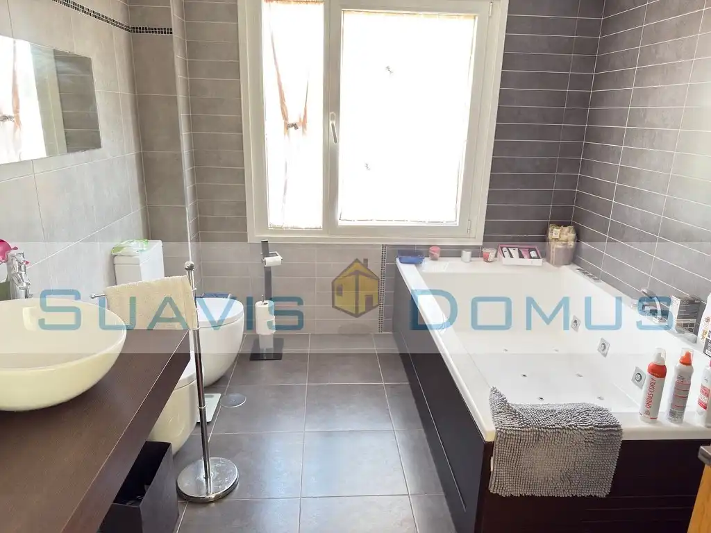 Bany de Casa o xalet en venda en Roales amb Calefacció, Terrassa i Piscina