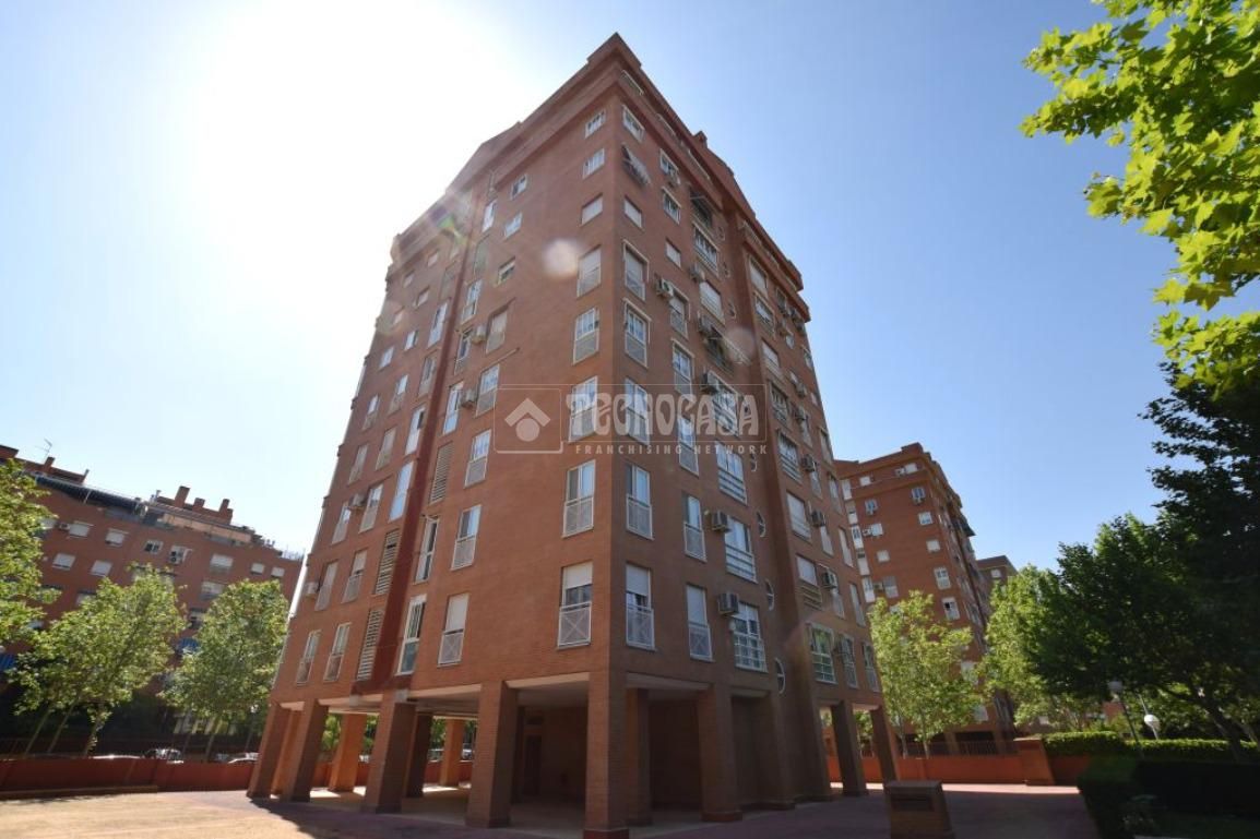 Vista exterior de Pis en venda en Fuenlabrada amb Calefacció, Parquet i Moblat