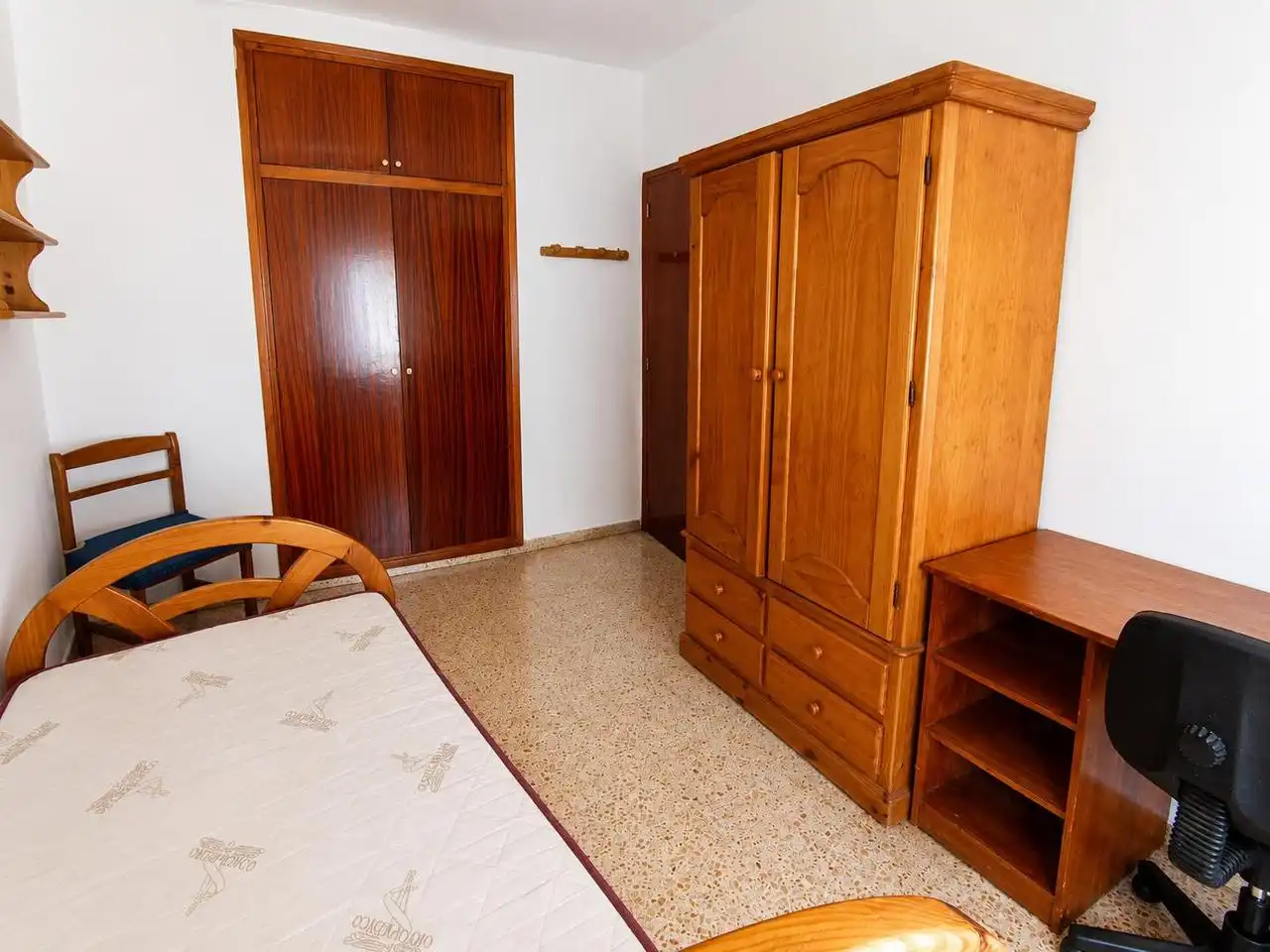 Schlafzimmer von Dachboden zum Verkauf in Oliva mit Terrasse und Abstellraum