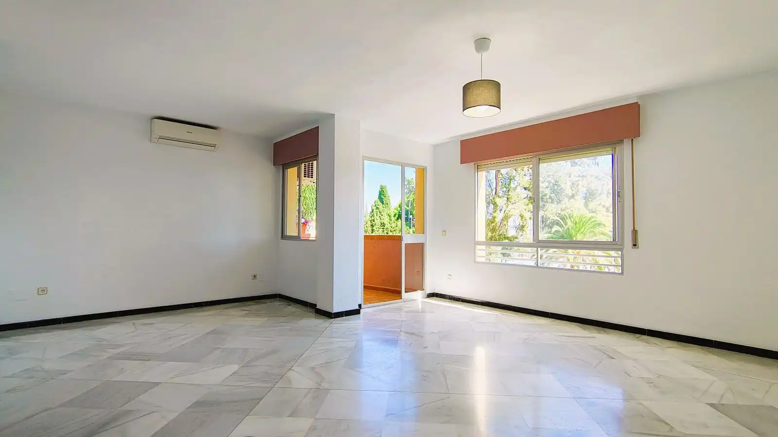 Sala d'estar de Pis en venda en Marbella amb Aire condicionat, Rentadora i Internet