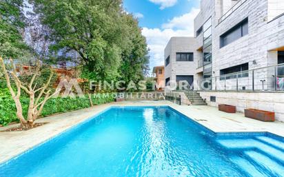 Piscina de Casa o xalet en venda en Sant Cugat del Vallès amb Aire condicionat, Calefacció i Jardí privat