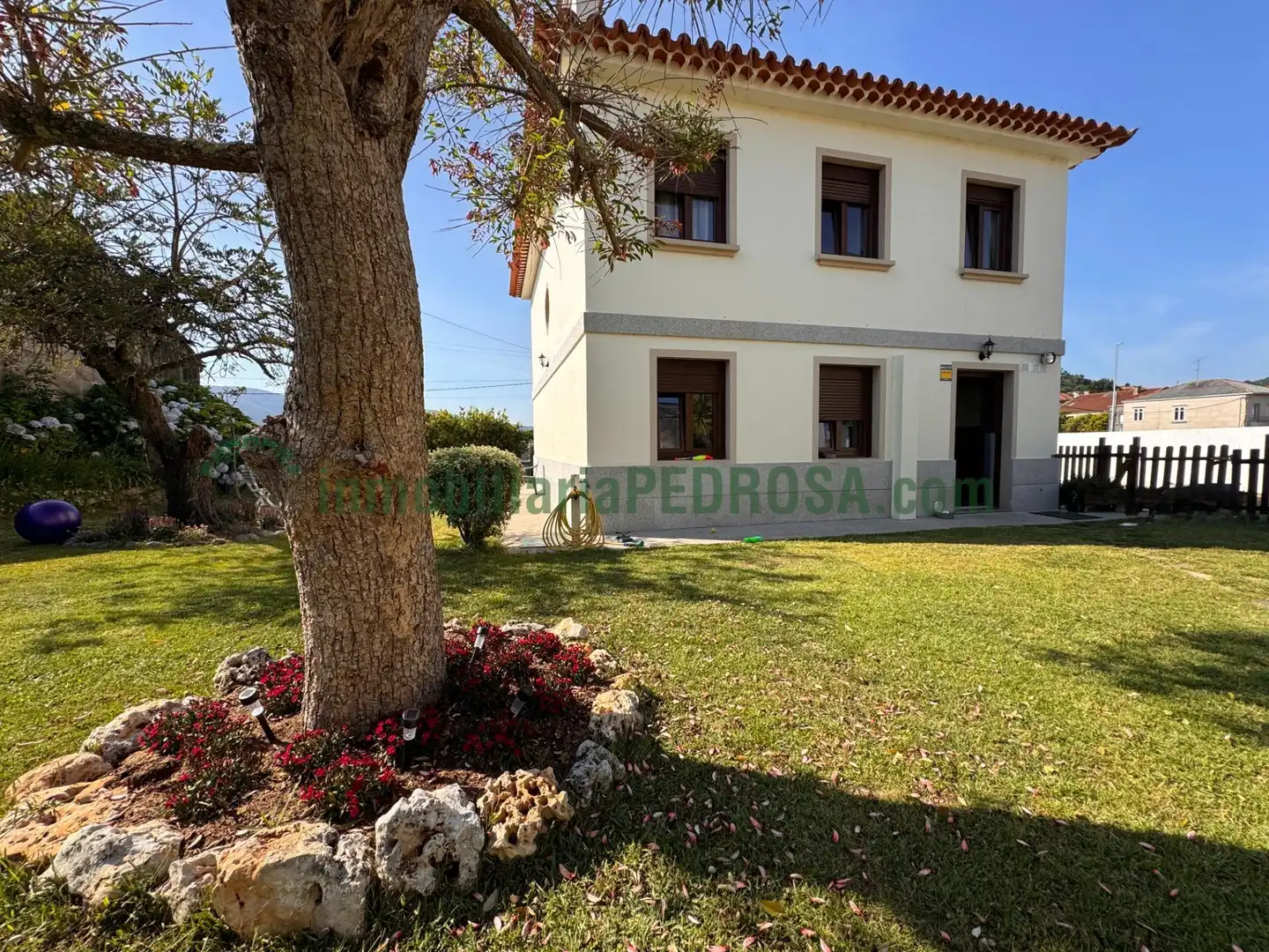 Vista exterior de Casa o xalet en venda en Pontevedra Capital  amb Calefacció, Jardí privat i Traster