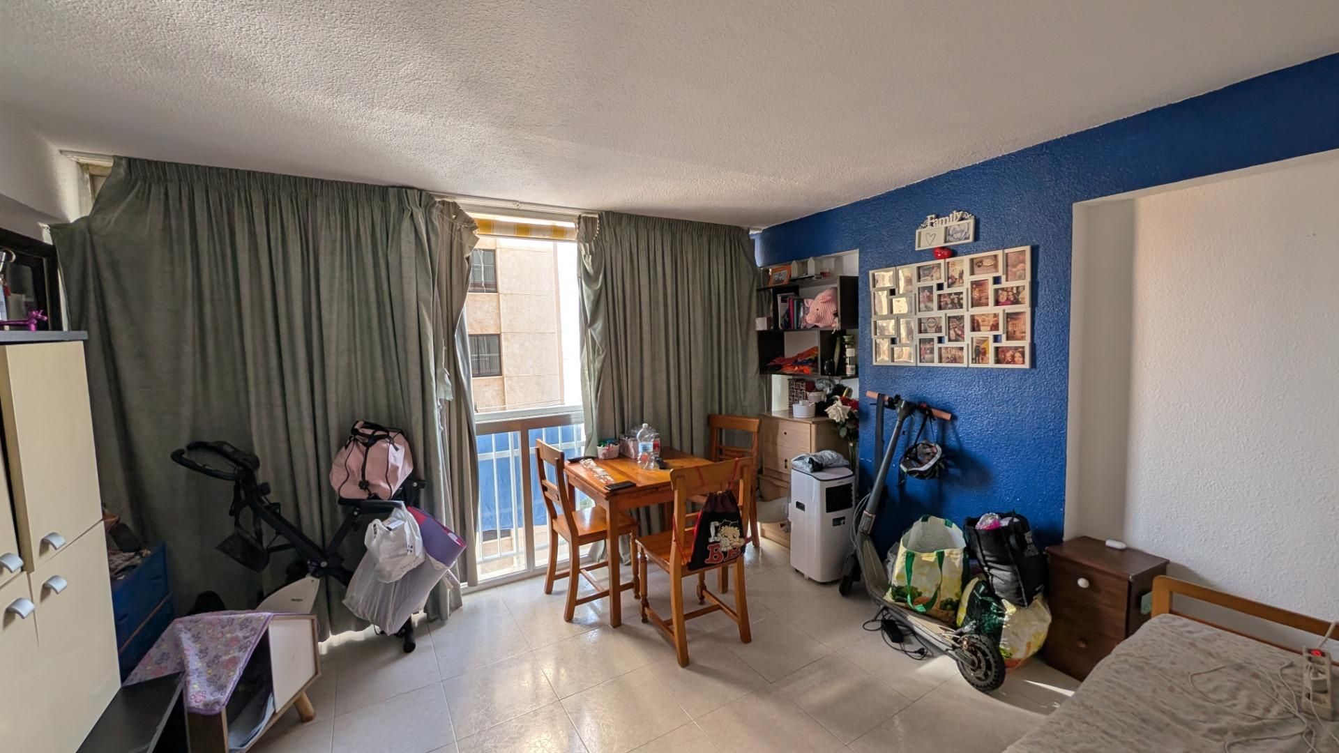 Habitación de Apartamento en venta en Benidorm con Terraza y Piscina comunitaria
