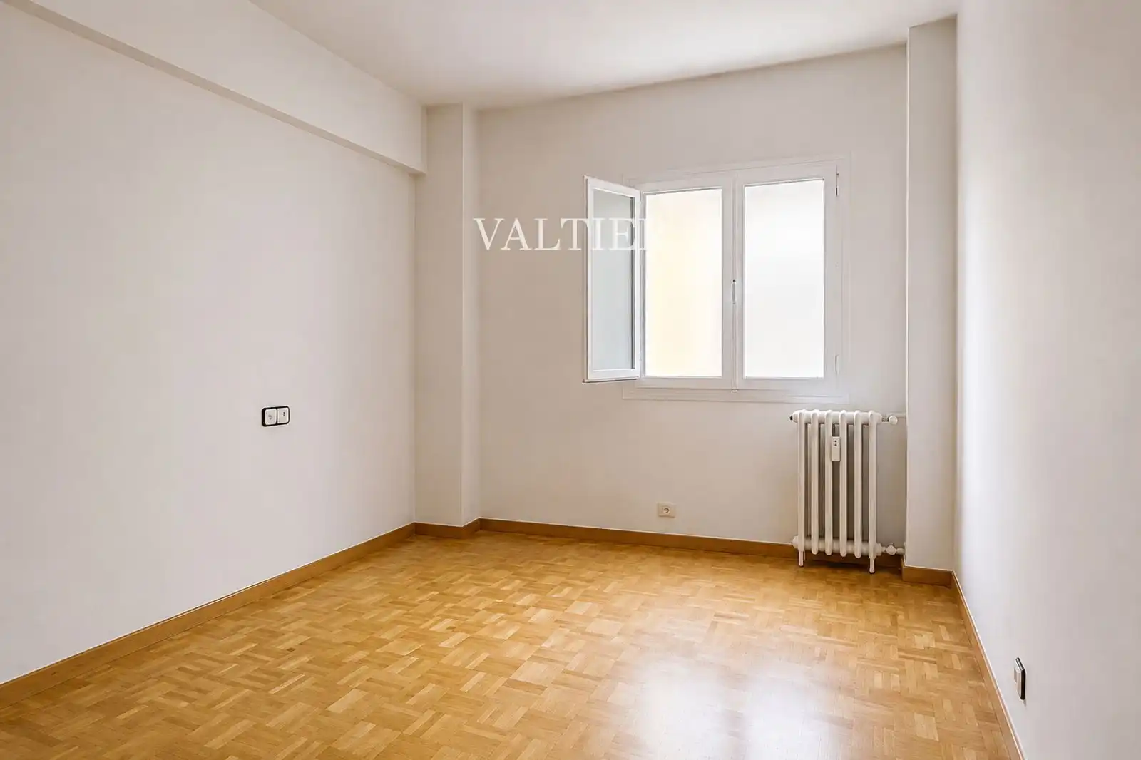 Bedroom of Flat for rent in Madrid