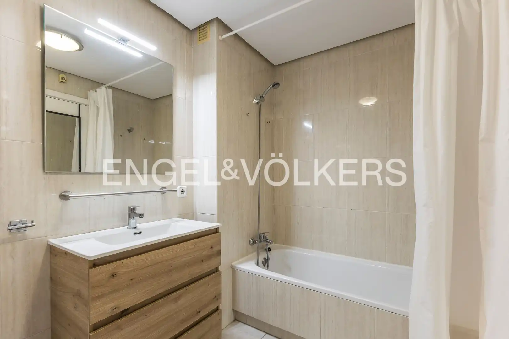 Badezimmer von Wohnung zur Miete in Madrid mit Klimaanlage und Heizung